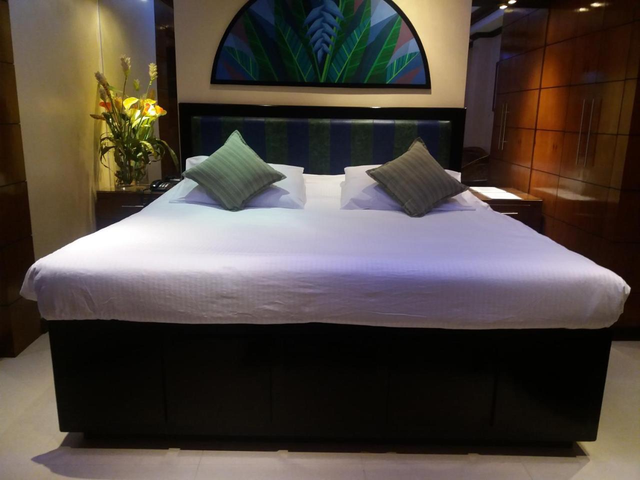 Fields Walking Street Hotel Анхелес Экстерьер фото